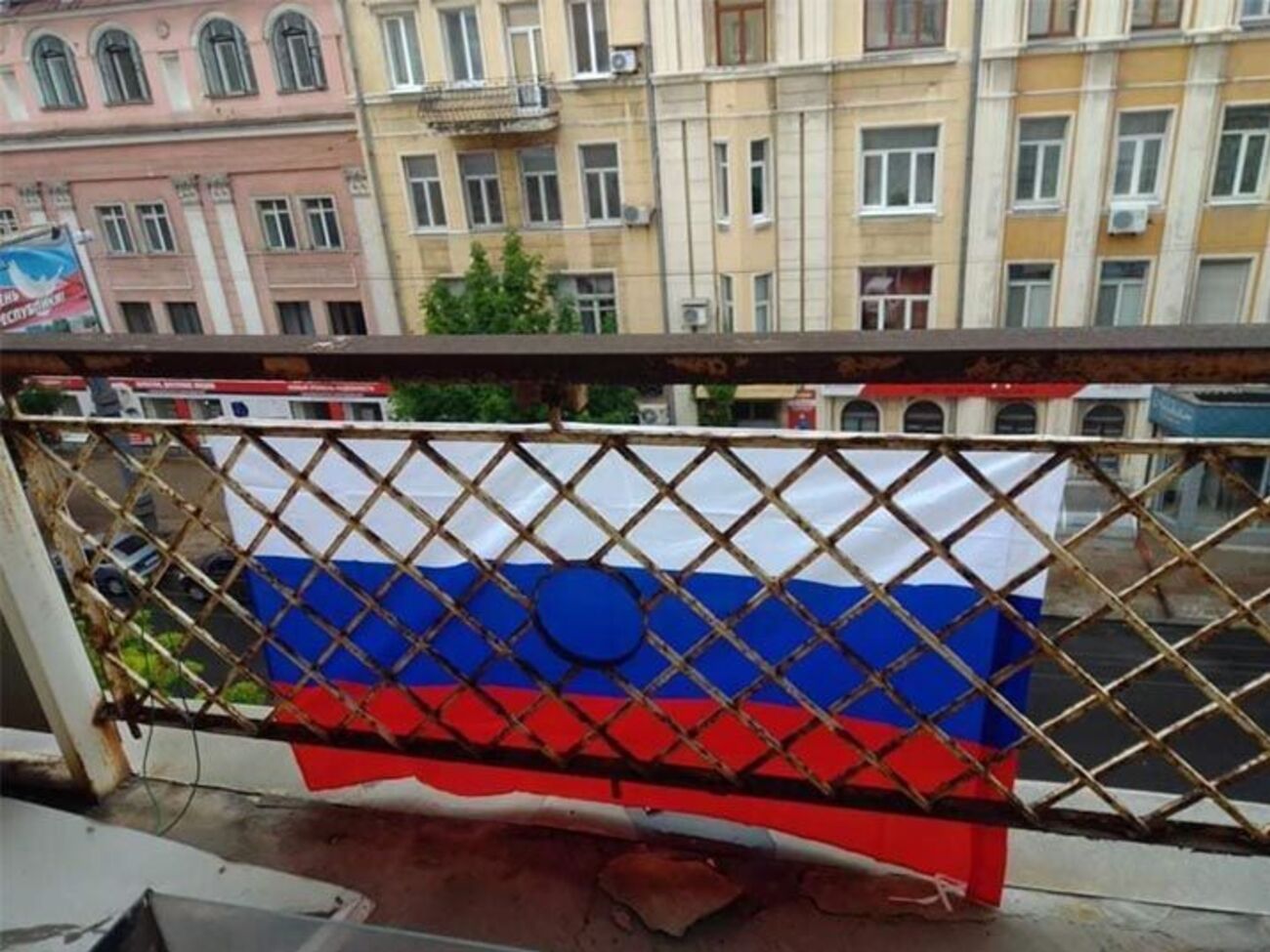 Окна квартиры женщины выходят на центральную улицу города &ndash; улицу Артема