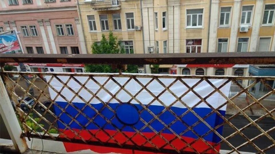 Окна квартиры женщины выходят на центральную улицу города – улицу Артема