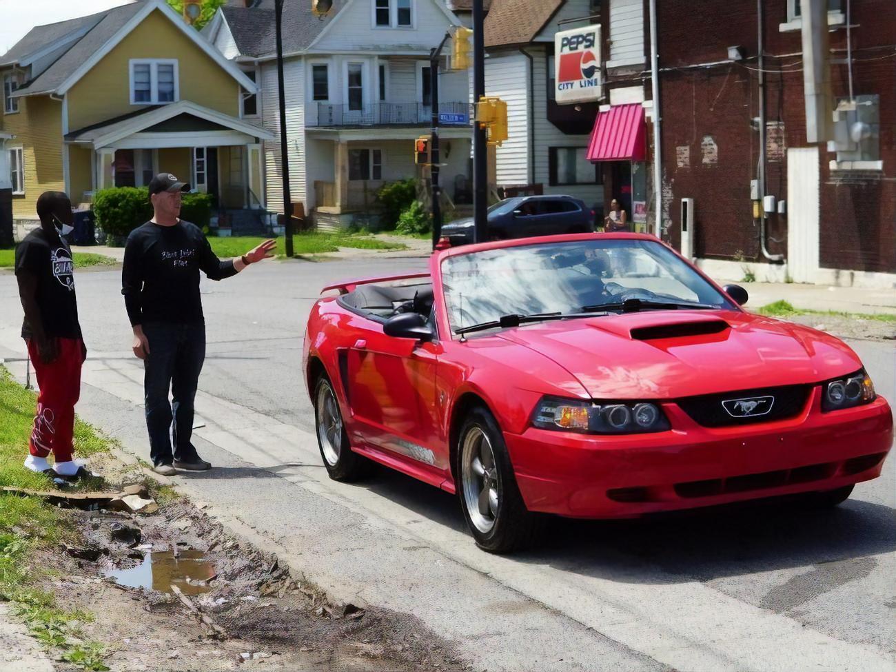 Гвинну (слева) 18 лет