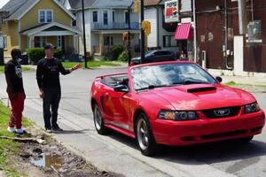 Гвинну (слева) 18 лет