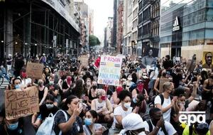 Де Блазио говорит, что протесты в городе стали мирными