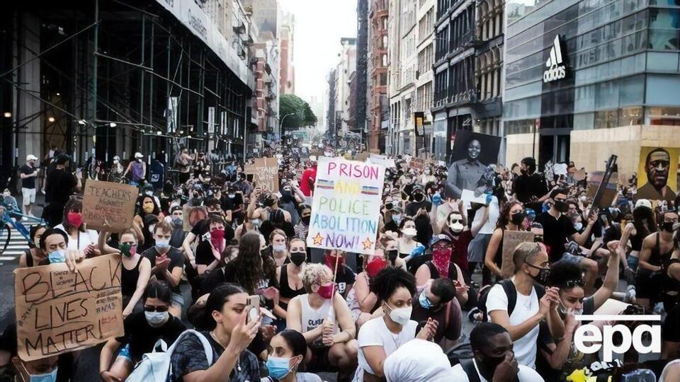 Де Блазио говорит, что протесты в городе стали мирными