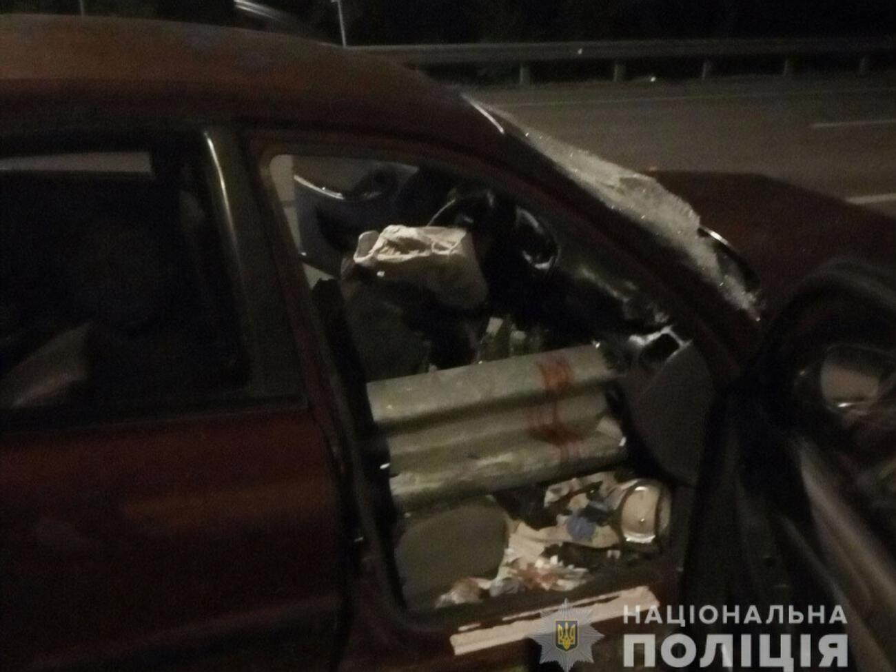 Відбійник проткнув машину з боку переднього правого пасажира