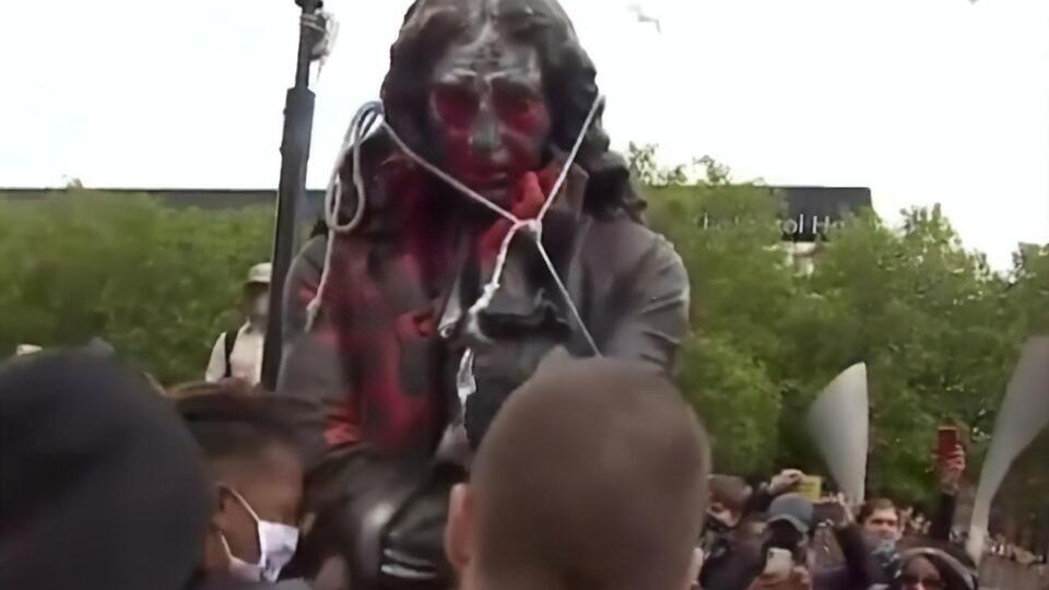 Скульптуру облили червоною фарбою