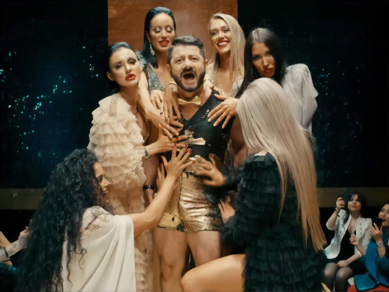 Дія кліпу відбувається на показі мод