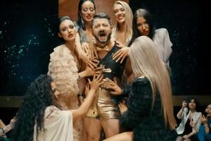 Действие клипа происходит на показе мод