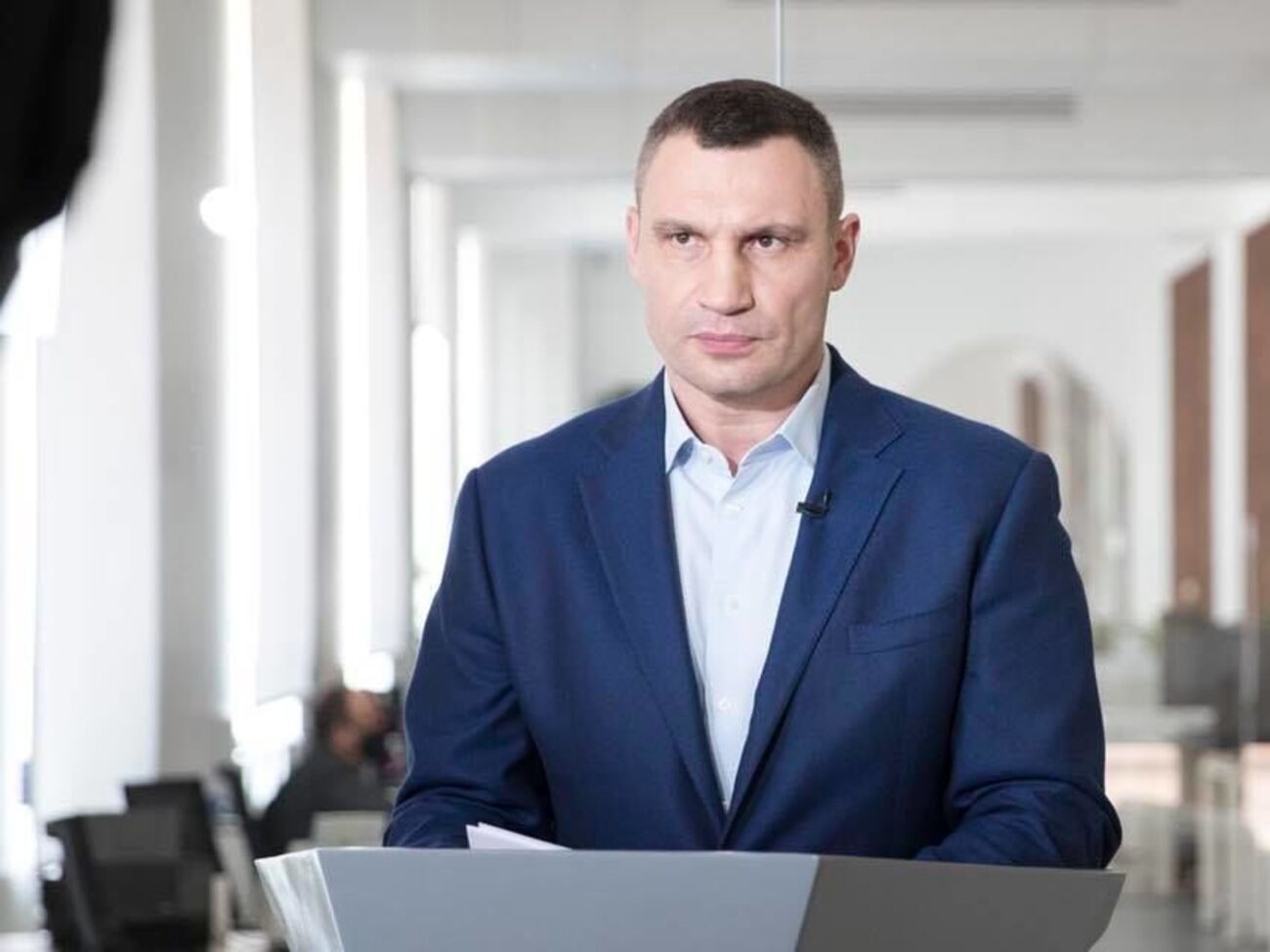 На відео видно, що Кличко вітає одну з молодих жінок із днем народження