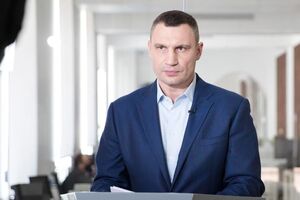 На видео видно, что Кличко поздравляет одну из молодых женщин с днем рождения