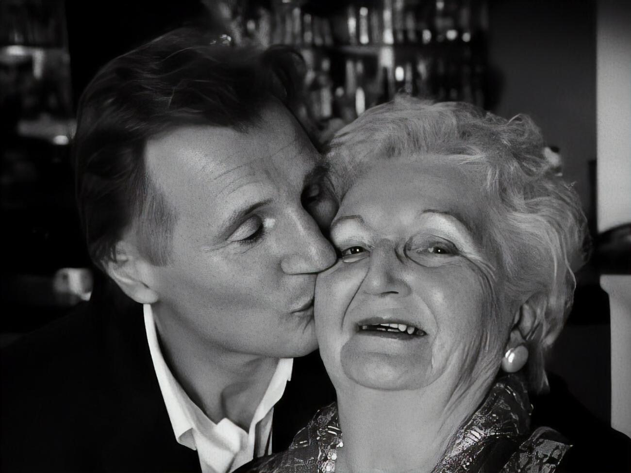 Матери Нисона было 90 лет