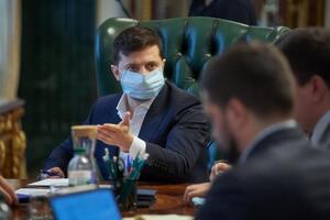 Зеленський: Тримаймо руку на пульсі і нагадуймо людям, що правила соціального дистанціювання й маскового режиму мають діяти