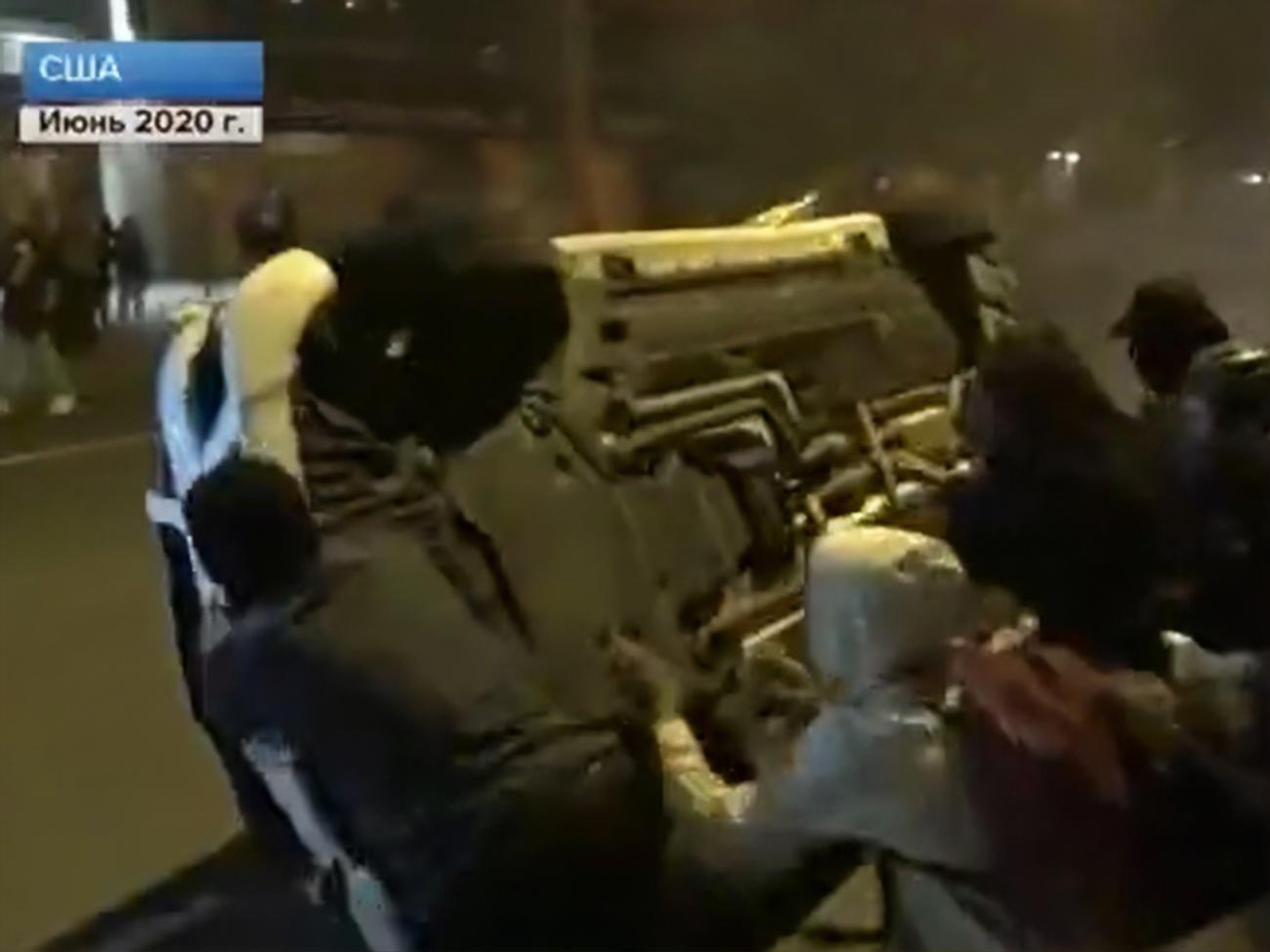 Видеонарезку погромов показывали чуть больше минуты, после чего на телеканале плавно началась новостная программа "Время"