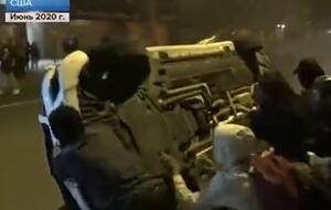 Видеонарезку погромов показывали чуть больше минуты, после чего на телеканале плавно началась новостная программа "Время"