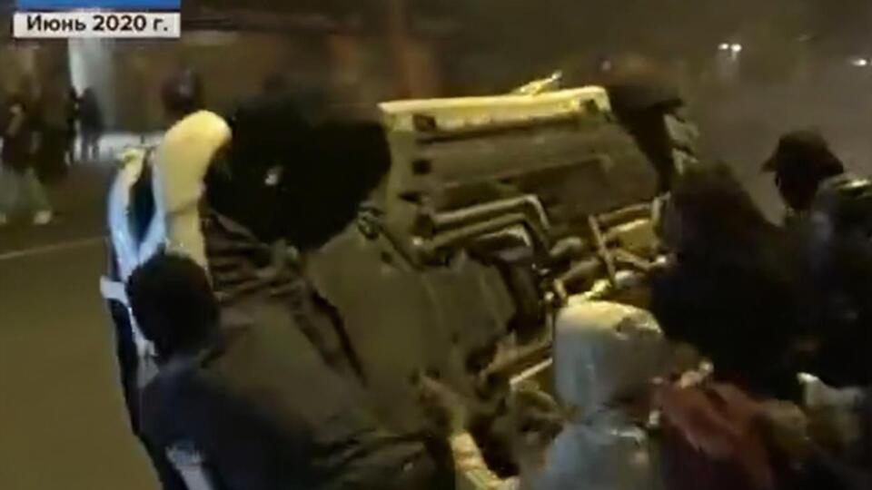 Відеонарізку погромів показували трохи більше ніж хвилину, після чого на телеканалі плавно почалася новинна програма "Время"