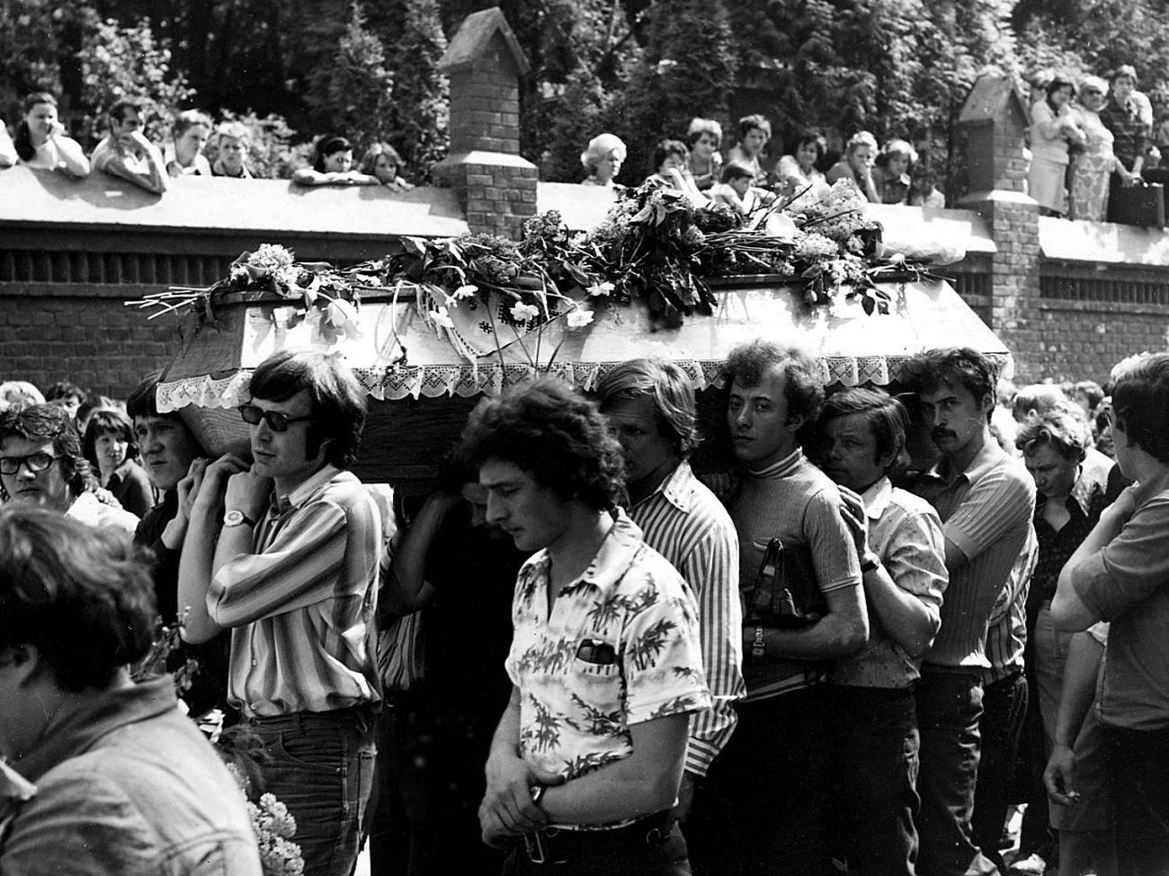 Поховання Івасюка у Львові перетворили на антирадянську демонстрацію