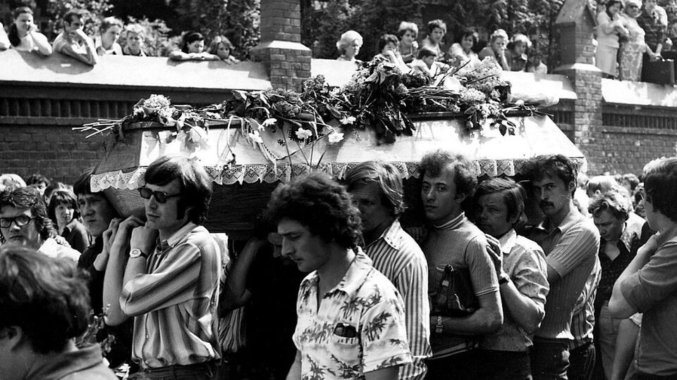 Поховання Івасюка у Львові перетворили на антирадянську демонстрацію