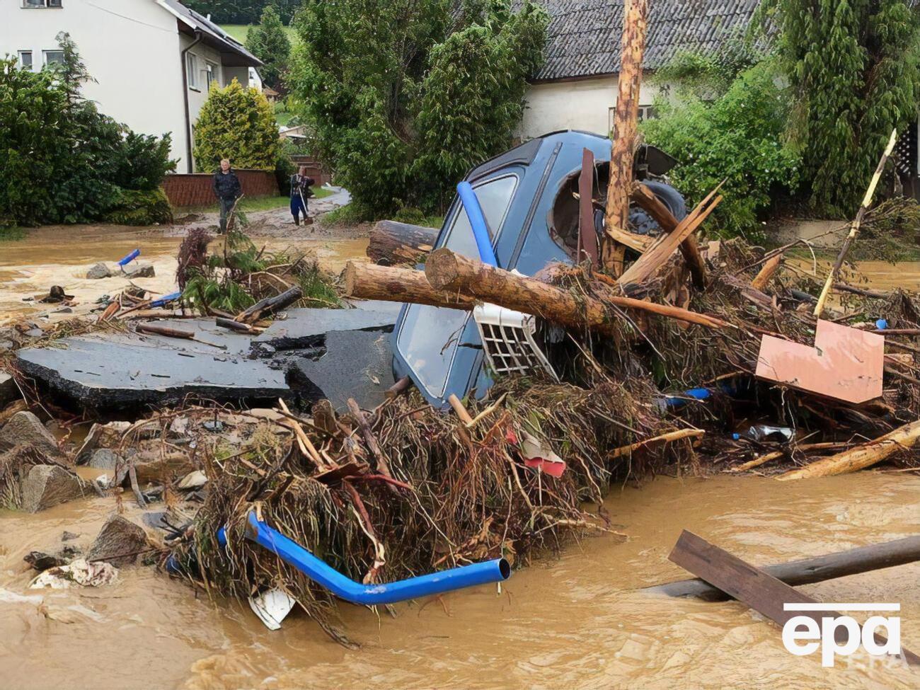 Сильные дожди вызвали наводнение в Чехии, погиб один человек. Фоторепортаж