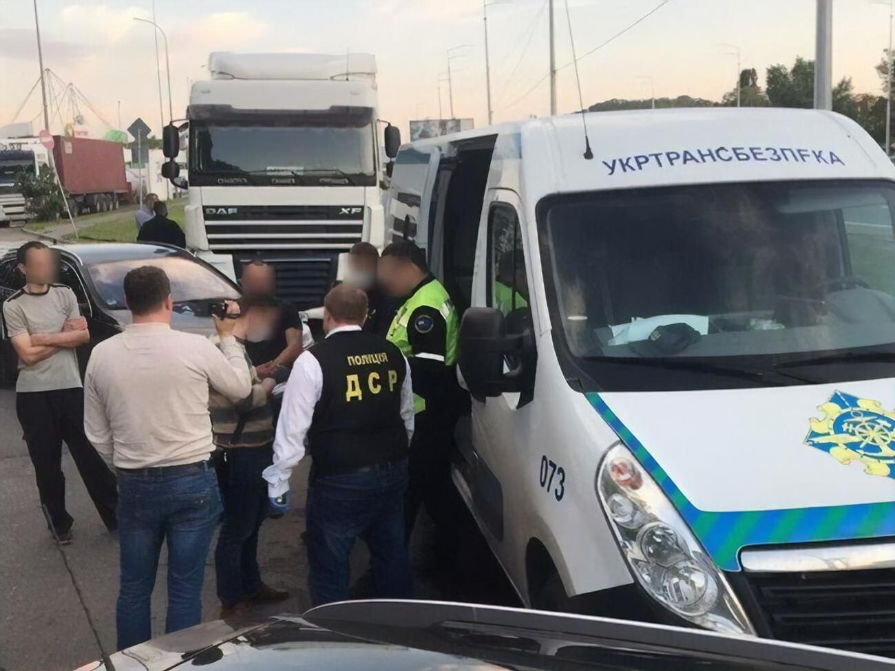 За даними правоохоронців, із кожного транспортного засобу затримані отримували від 500 до 2000 грн