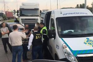 За даними правоохоронців, із кожного транспортного засобу затримані отримували від 500 до 2000 грн