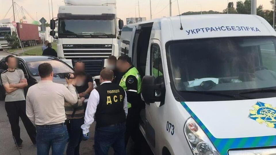 По данным правоохранителей, с каждого транспортного средства задержанные получали от 500 до 2000 грн