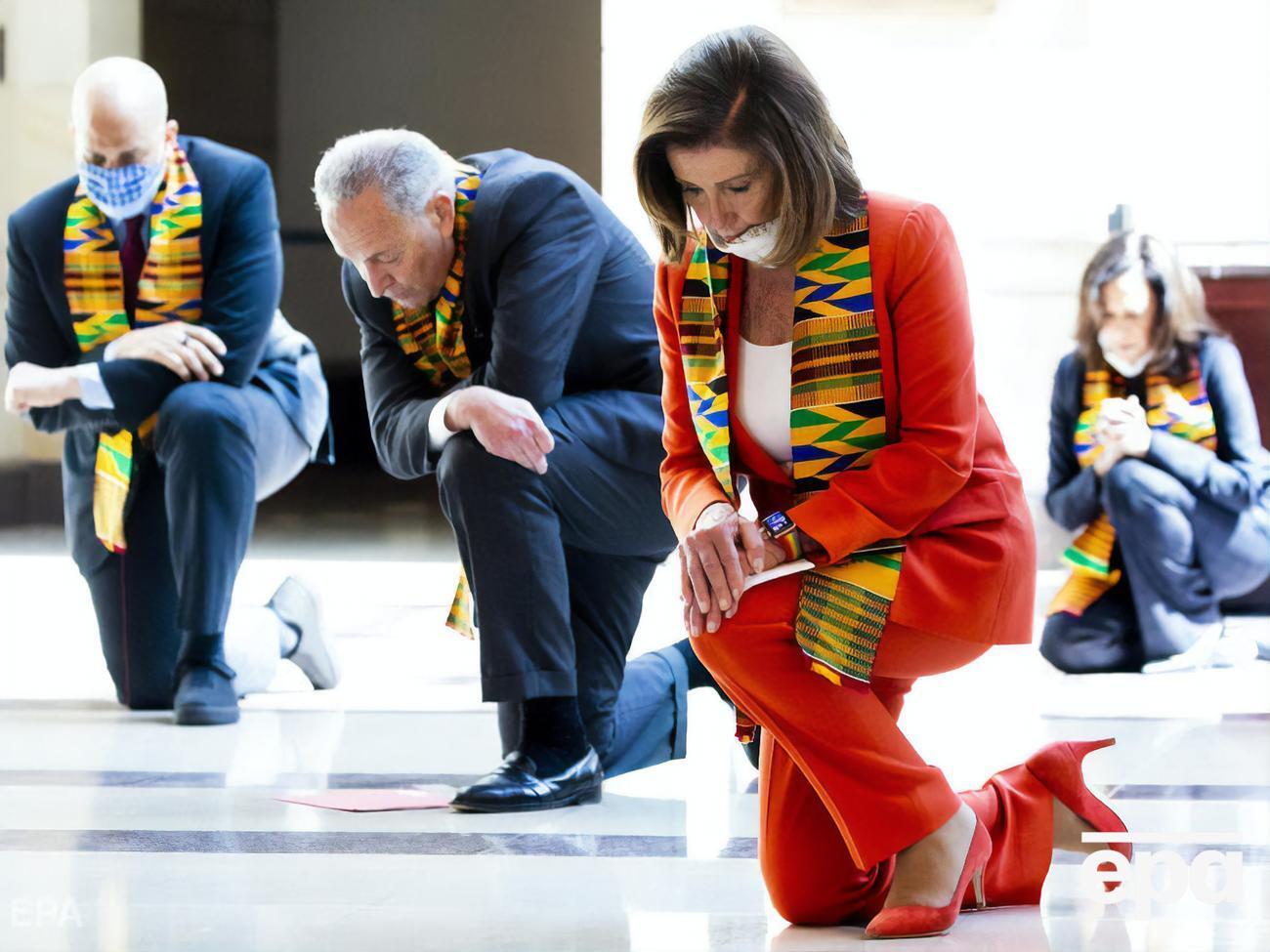 Пелоси и другие законодатели-демократы во время акции встали на одно колено