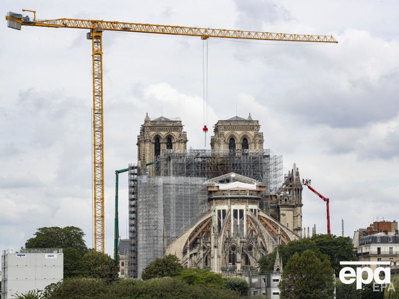 Строители начали демонтаж лесов вокруг собора Парижской Богоматери. Процесс займет минимум три месяца. Фоторепортаж