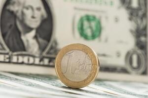 НБУ установил официальный курс валют на 9 июня