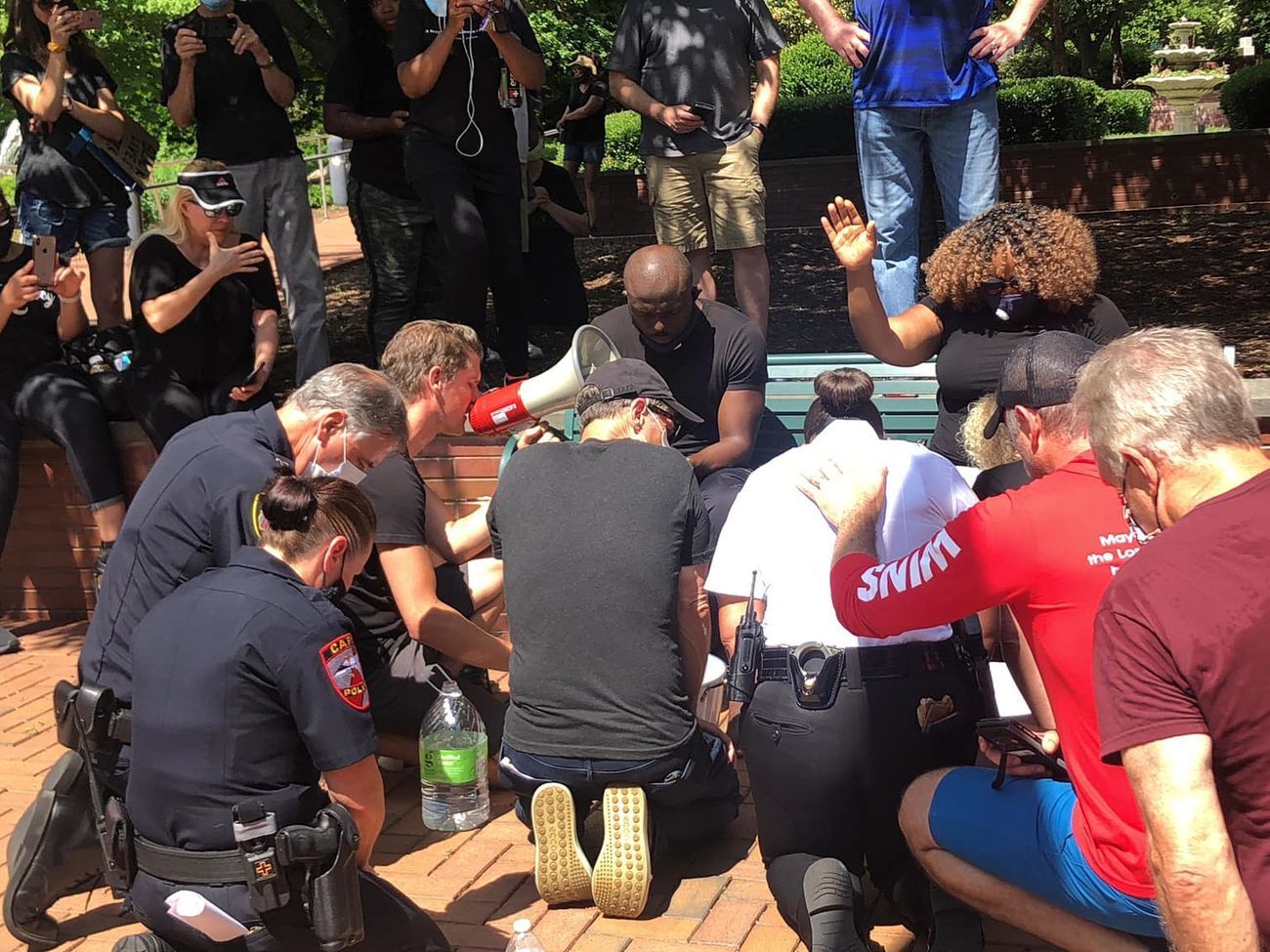 Пасторам омывали ноги 6 июня в городе&nbsp;Кэри (штат Северная Каролина)