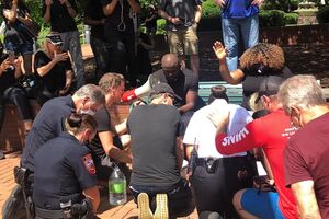 Пасторам омывали ноги 6 июня в городе Кэри (штат Северная Каролина)