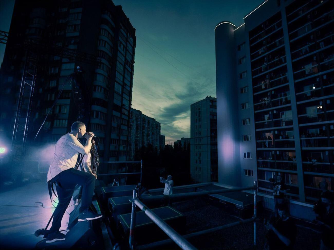 Зрители смотрели выступление Green Grey, расположившись на балконах киевского отеля