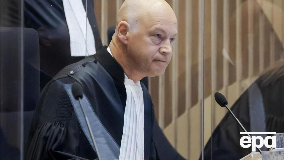 На процессе председательствует судья Стейнхейс