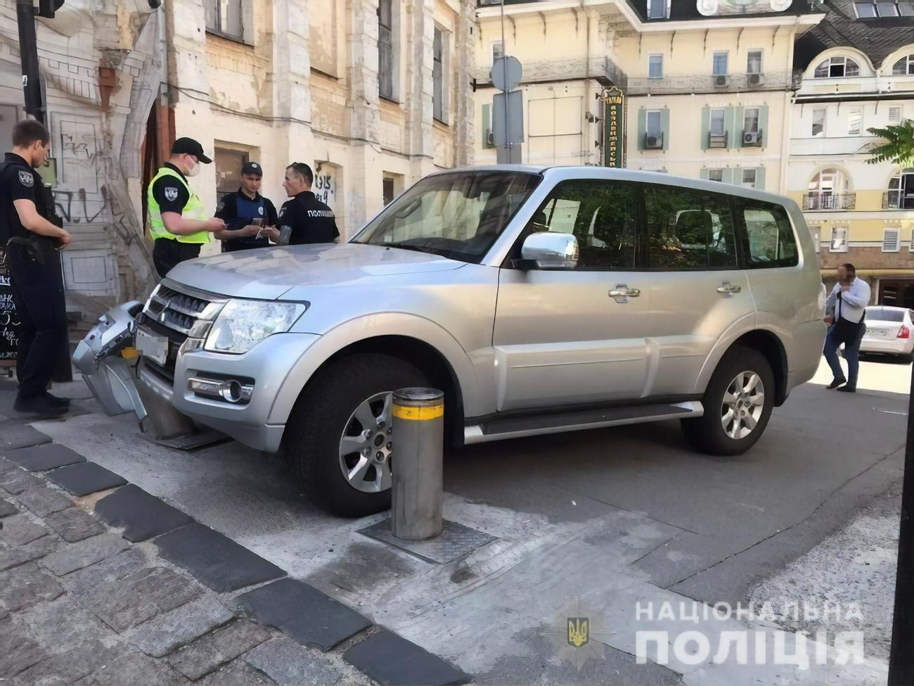 Злоумышленник попал на угнанном автомобиле в аварию, бросил его и убежал