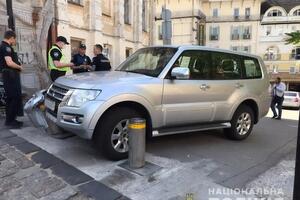 Зловмисник потрапив на викраденому автомобілі в аварію, кинув його й утік