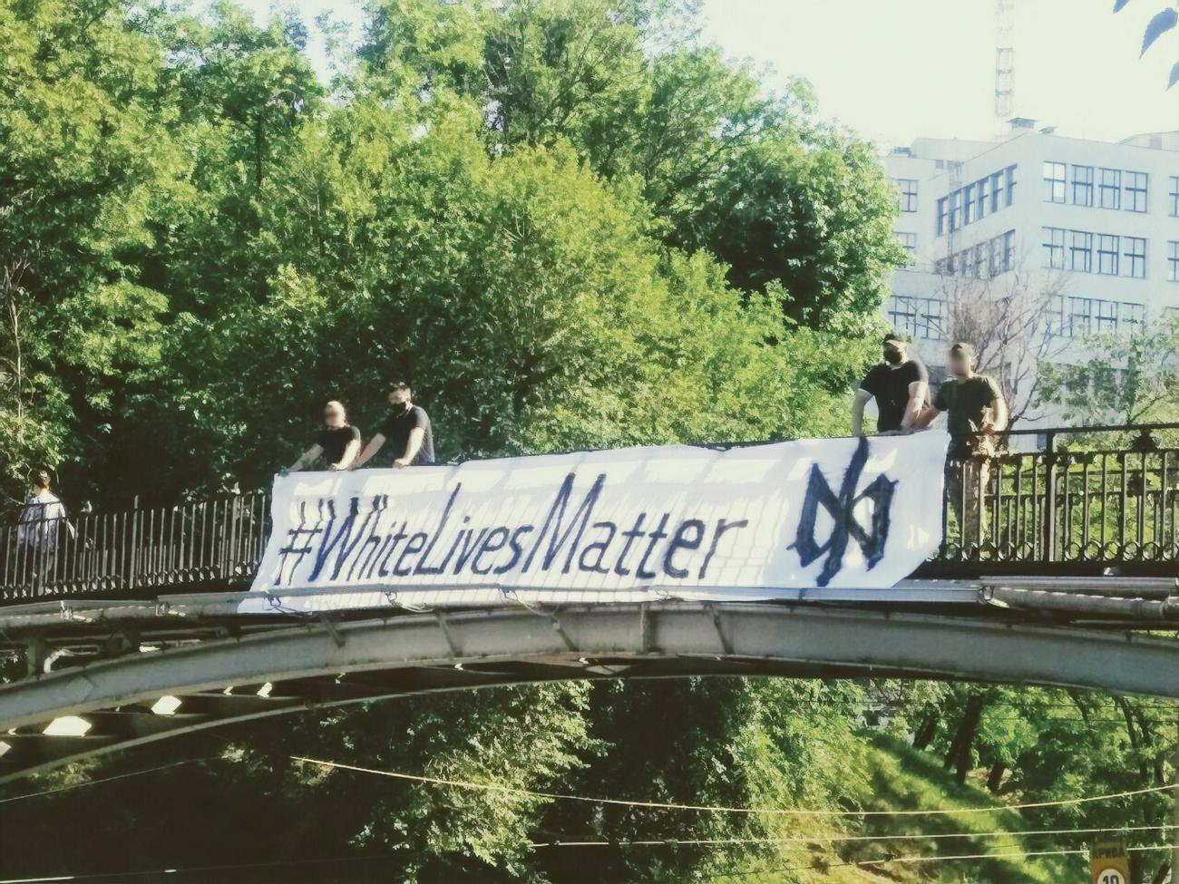 Плакат с надписью White lives matter вывесили на&nbsp;Зоологическом мосту в Харькове