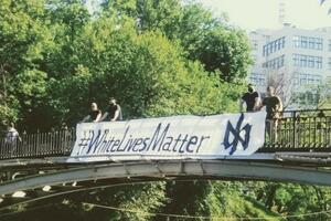 Плакат с надписью White lives matter вывесили на Зоологическом мосту в Харькове