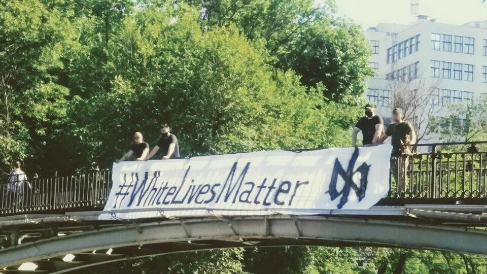 Плакат с надписью White lives matter вывесили на Зоологическом мосту в Харькове
