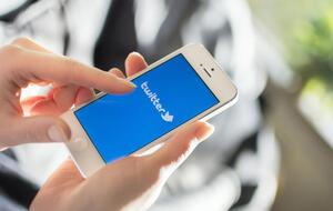 Під такими постами Twitter розміщує посилання на наукові статті, які спростовують фейк
