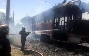 Вогонь знищив один із вагонів трамвая та частково пошкодив другий на загальній площі 40 м²