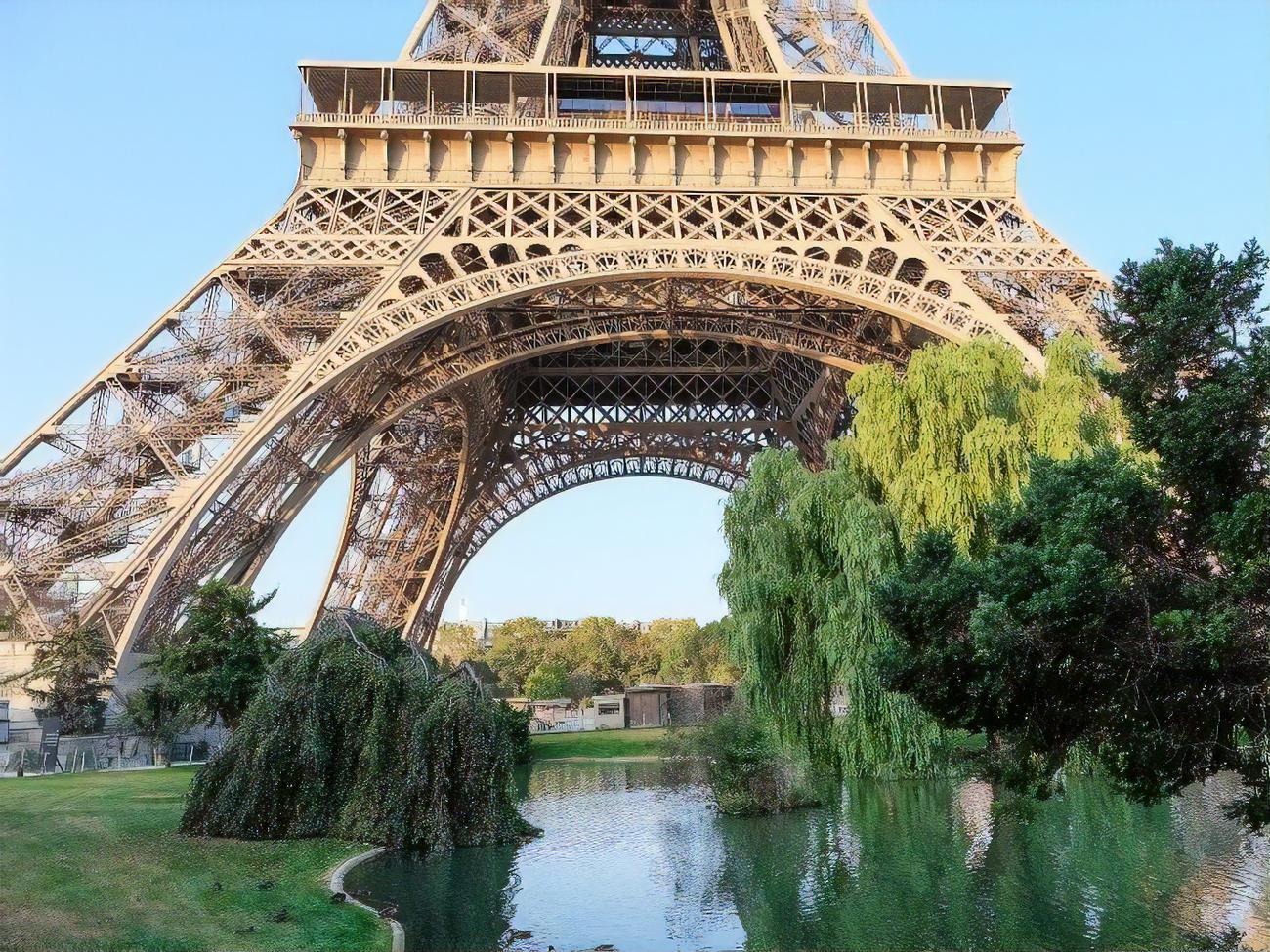 Квитки для відвідування Ейфелевої вежі в Парижі рекомендують купувати заздалегідь через інтернет