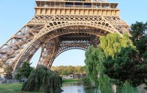 Квитки для відвідування Ейфелевої вежі в Парижі рекомендують купувати заздалегідь через інтернет