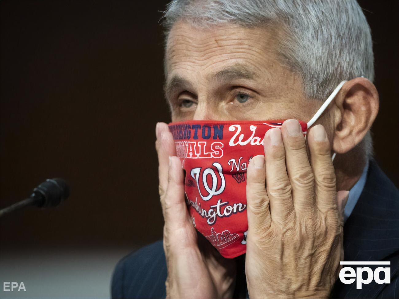 Фаучи призвал американцев носить маски на улице