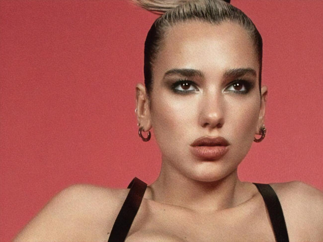 Дуа Липа поделилась образом для пляжного отдыха