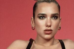 Дуа Липа поделилась образом для пляжного отдыха