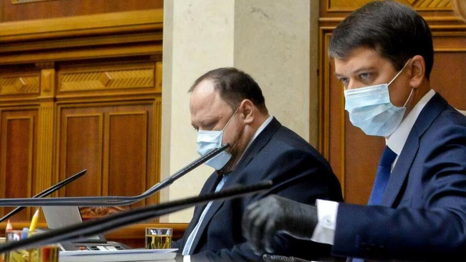 Стефанчук (слева) призвал депутатов находиться на рабочем месте в масках