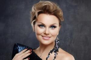 Пискарева посвятила песню всем, кому подруга стала как родная сестра