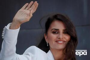 В 1997 году Пенелопа Крус впервые снялась у Альмодовара, сыграв в фильме "Живая плоть"