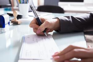 Ексспівробітниці банку незаконно оформили банківські рахунки на ім'я чотирьох громадян і підробили від їхнього імені документи на переказ