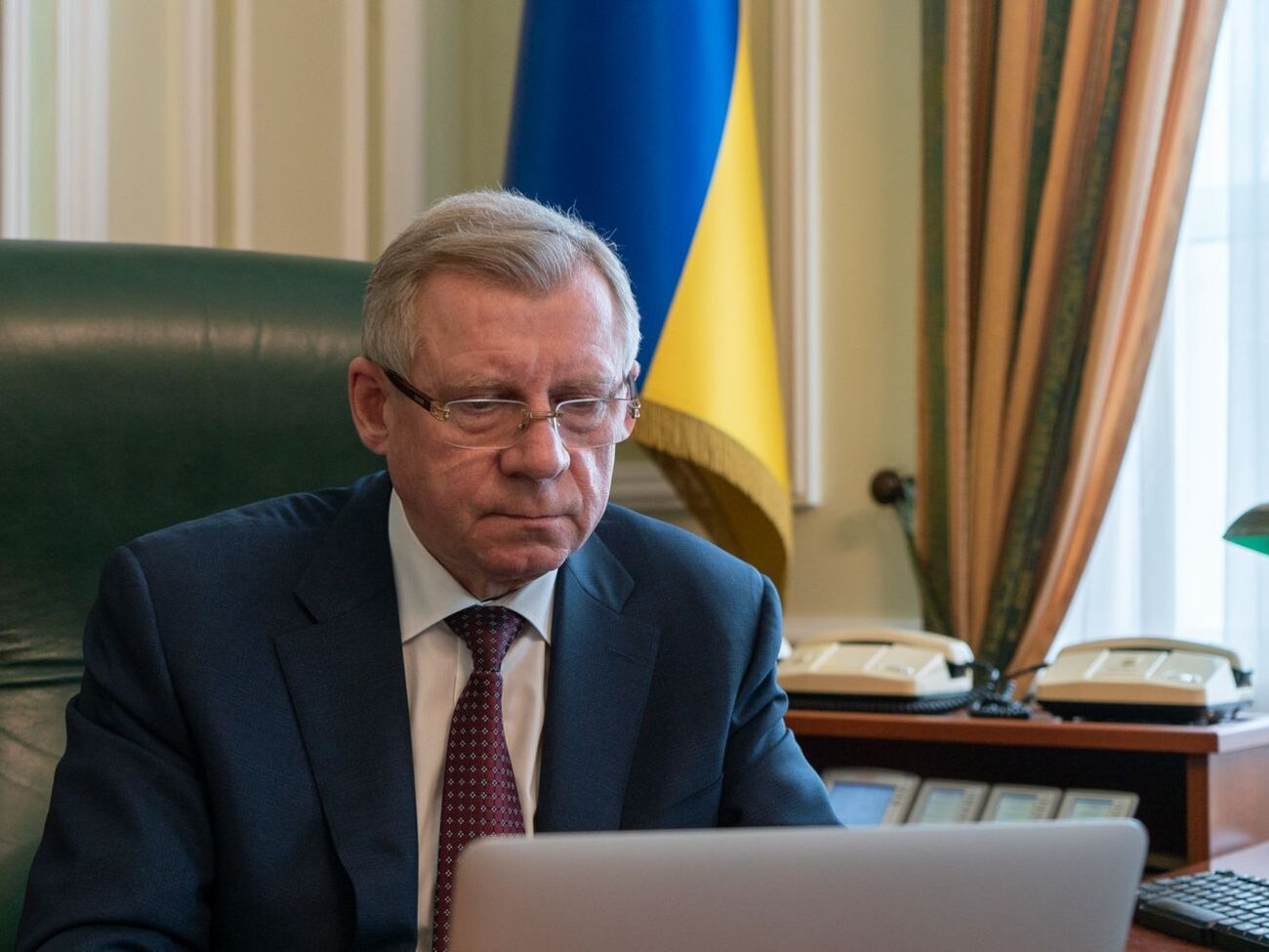 Смолий подал в отставку, заявив о политическом давлении на НБУ