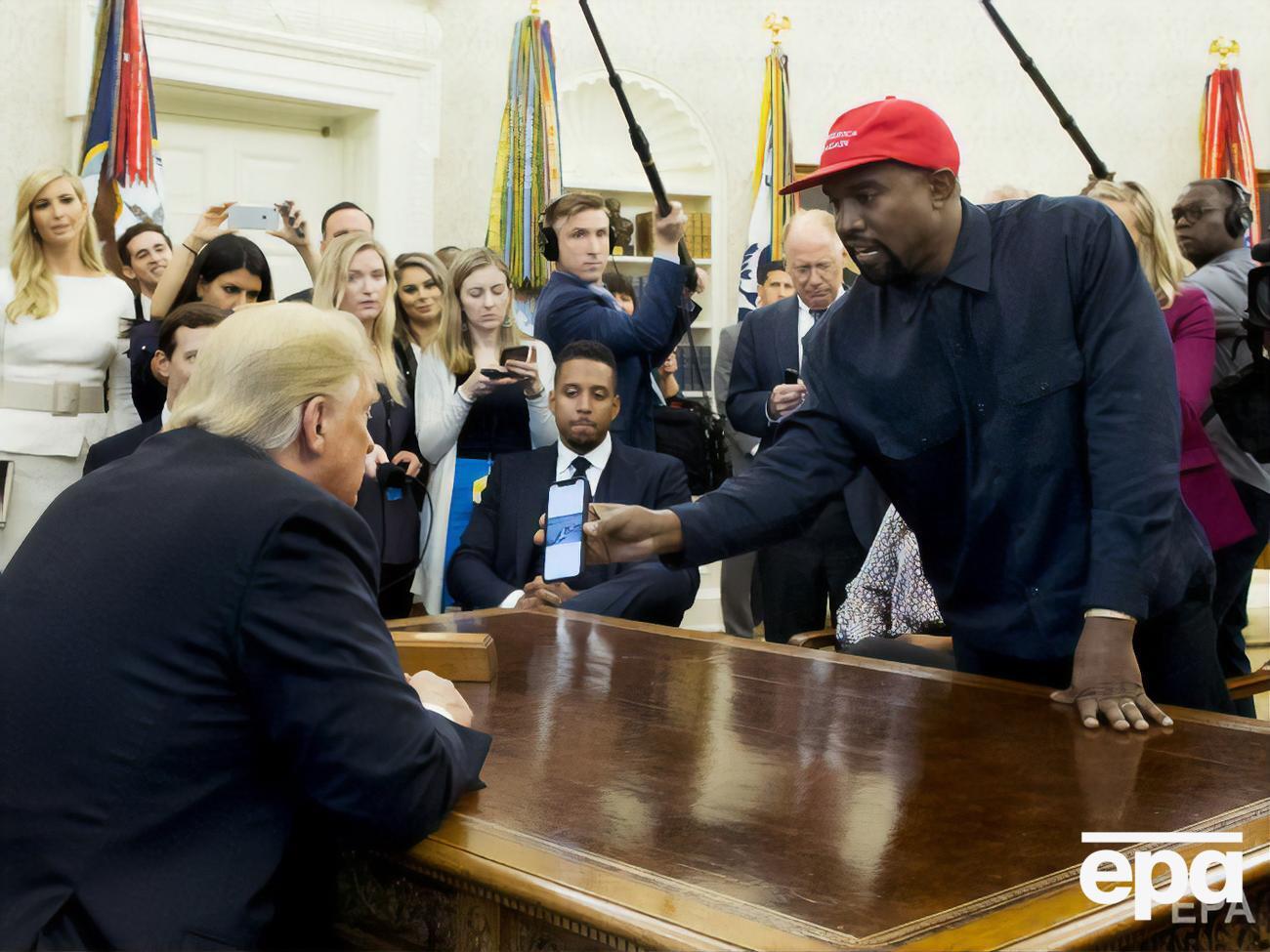 Уэст заявил, что больше не поддерживает Трампа и, "по сути, отказывается от красной кепки"