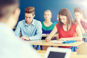 Согласно действующему закону, каждый украинец имеет право на бесплатное среднее образование один раз в жизни