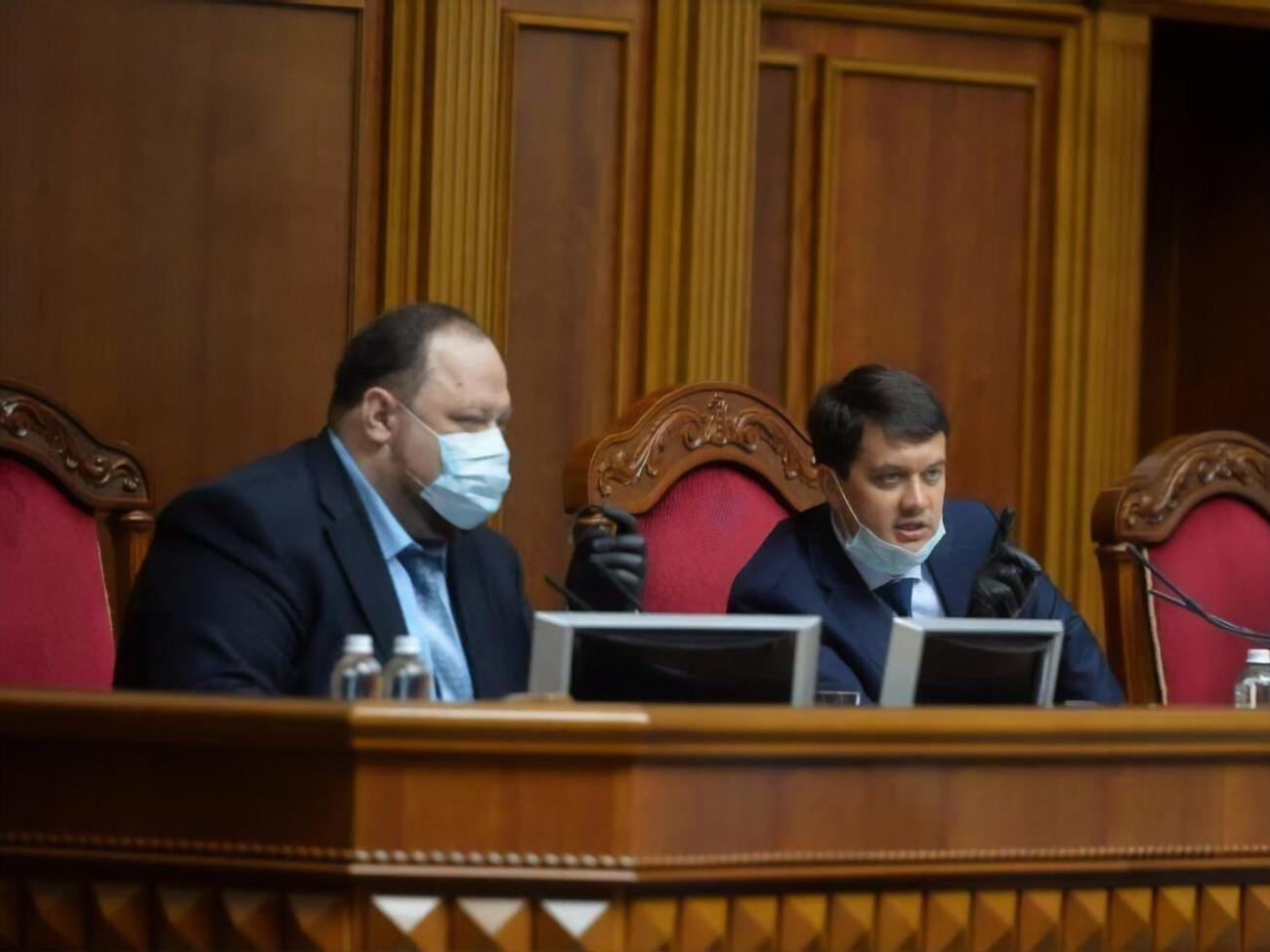 В повестку дня внеочередной сессии включены 13 вопросов